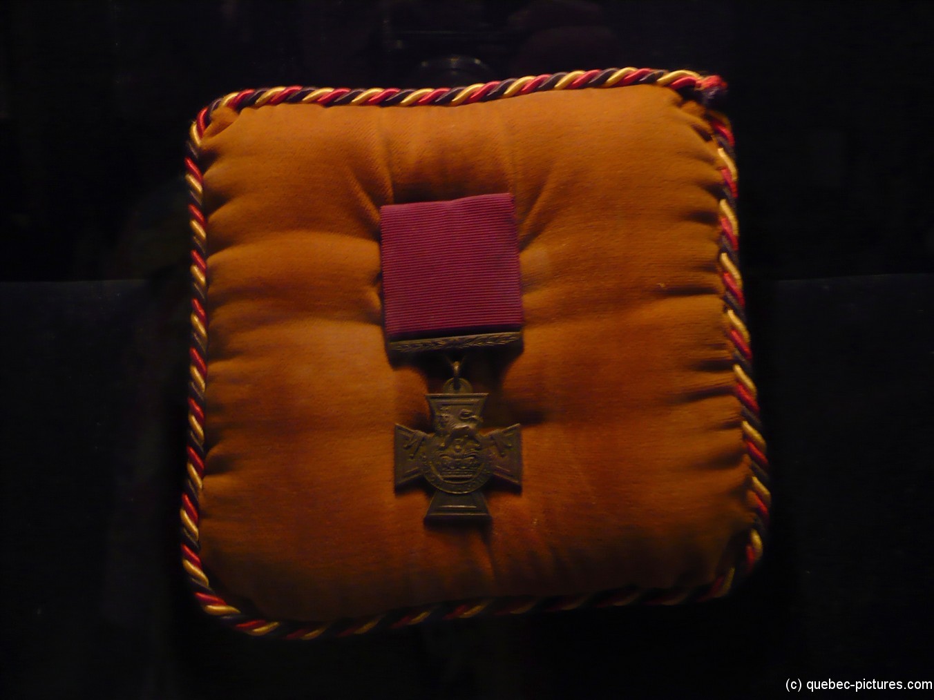 Close up of the Victoria Cross at the La Citadel museum in Quebec.jpg
