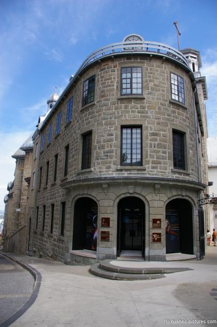 Curved building is the Museum de L'Amerique Francaise in Quebec City.jpg
