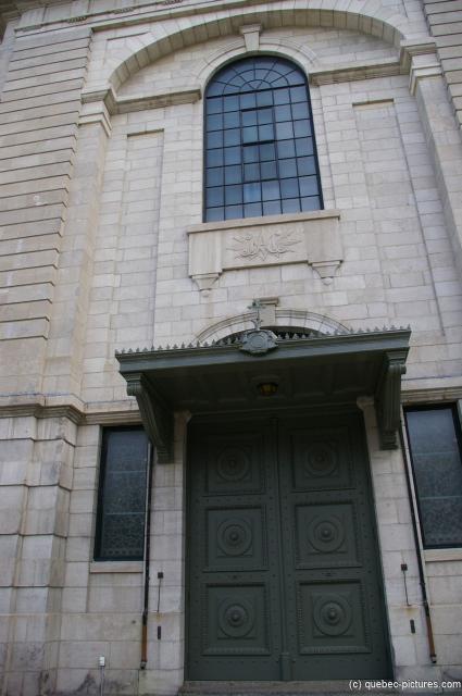 Front of Basilique Catherdrale Notre Dame De Quebec.jpg
