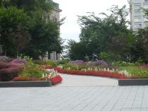 Garden and statue near the Quebec Parliament Building.jpg