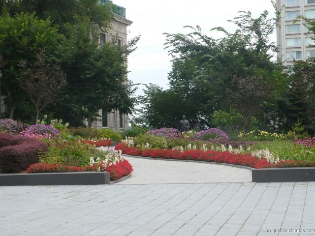 Garden and statue near the Quebec Parliament Building.jpg
