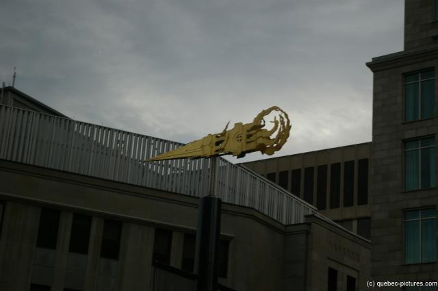 Gold modern sculpture in Quebec City (2).jpg
