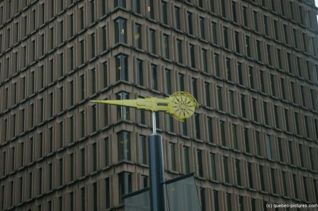 Gold modern sculpture in Quebec City (3).jpg
