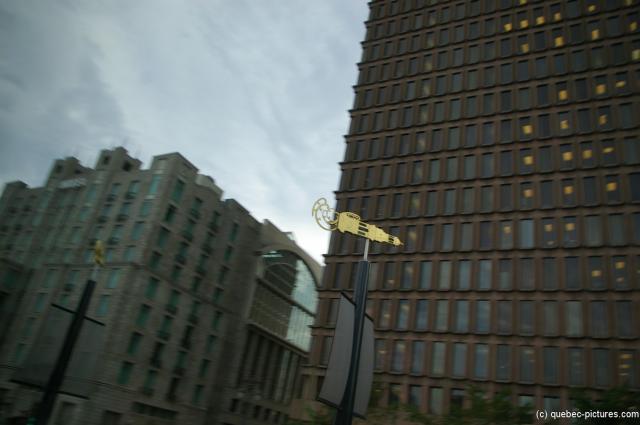 Gold modern sculpture in Quebec City (5).jpg
