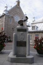 Hand sculpture statue in Quebec City.jpg