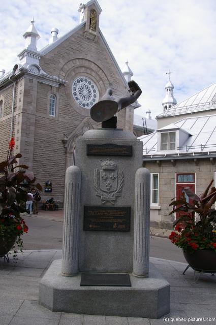 Hand sculpture statue in Quebec City.jpg
