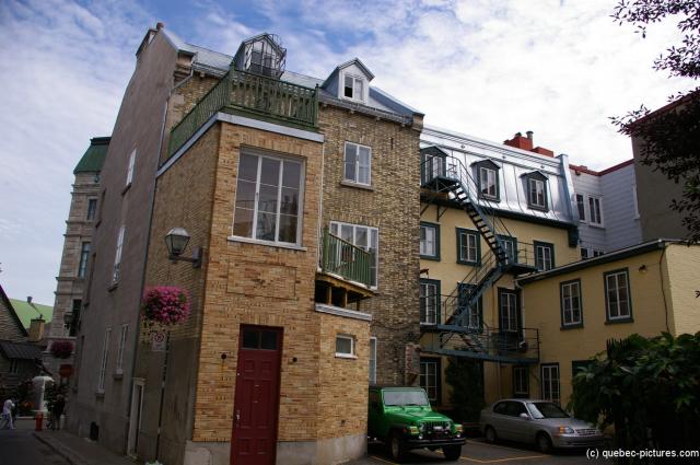 Yellow building in old Quebec City.jpg

