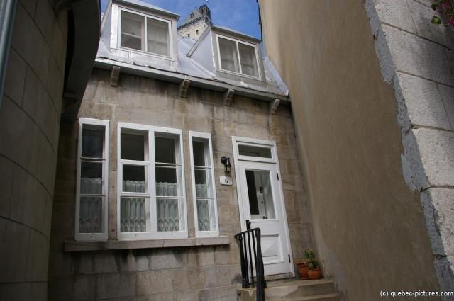 A residence home in Old Quebec City.jpg
