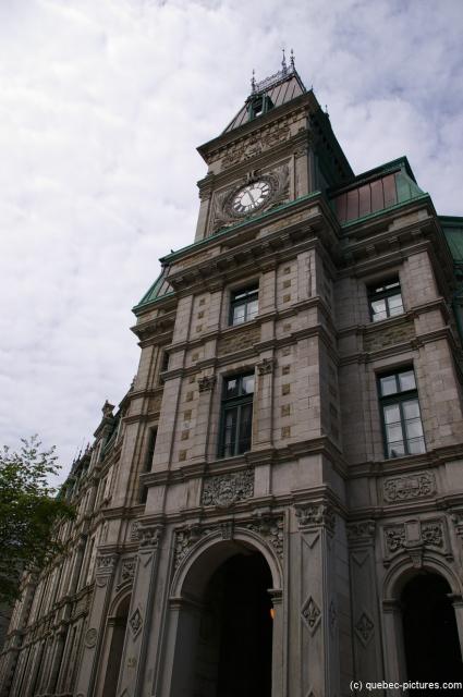 Quebec City Courthouse building with clock.jpg
