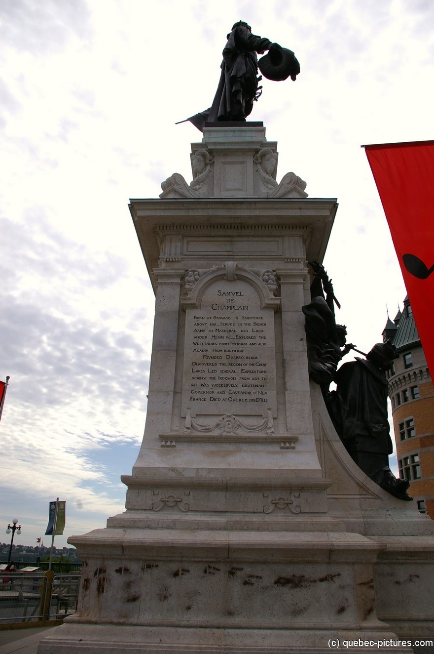 Samvel de Champlain statue in Old Quebec City.jpg
