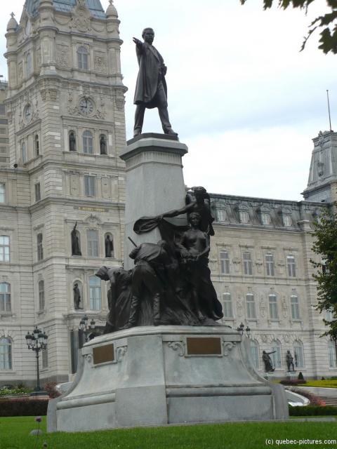 Statue in front of the Quebec Parliament Building.jpg
