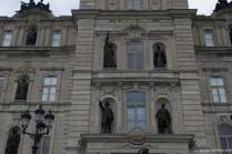 Statues on the Quebec Parliament Building.jpg