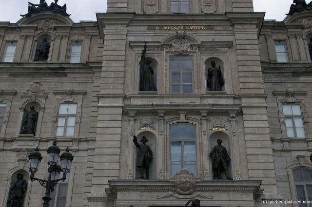 Statues on the Quebec Parliament Building.jpg
