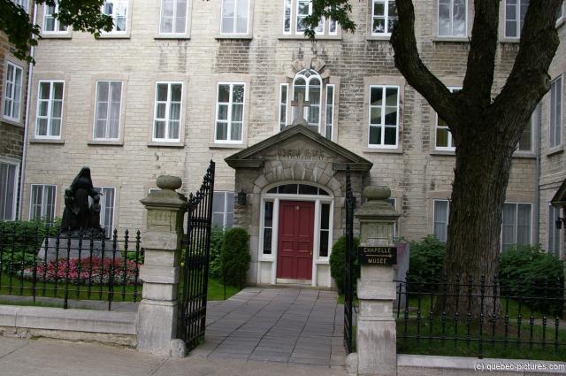 Ursulines Chapel in Quebec City.jpg

