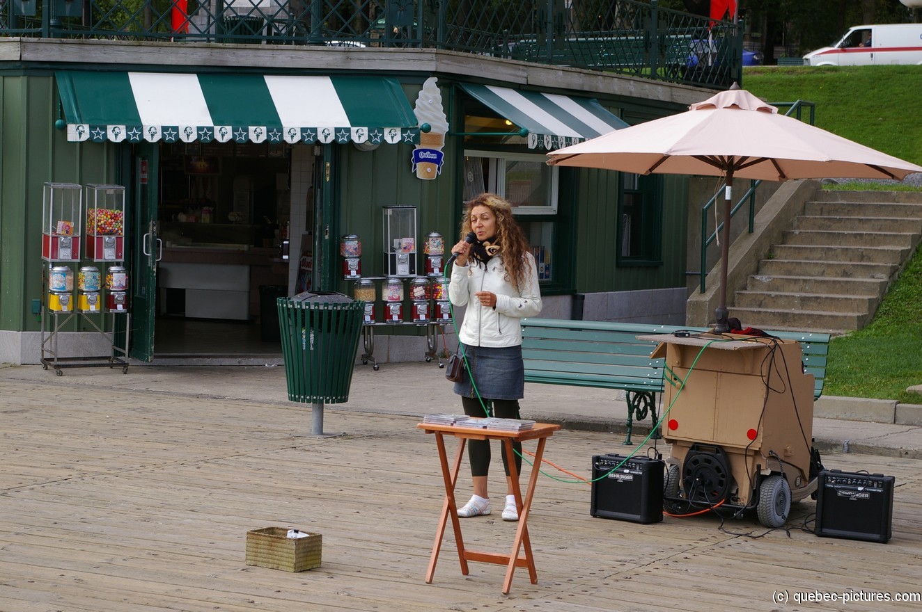 Performer near the Fairmont hotel Château Frontenac in Old Quebec City.jpg
